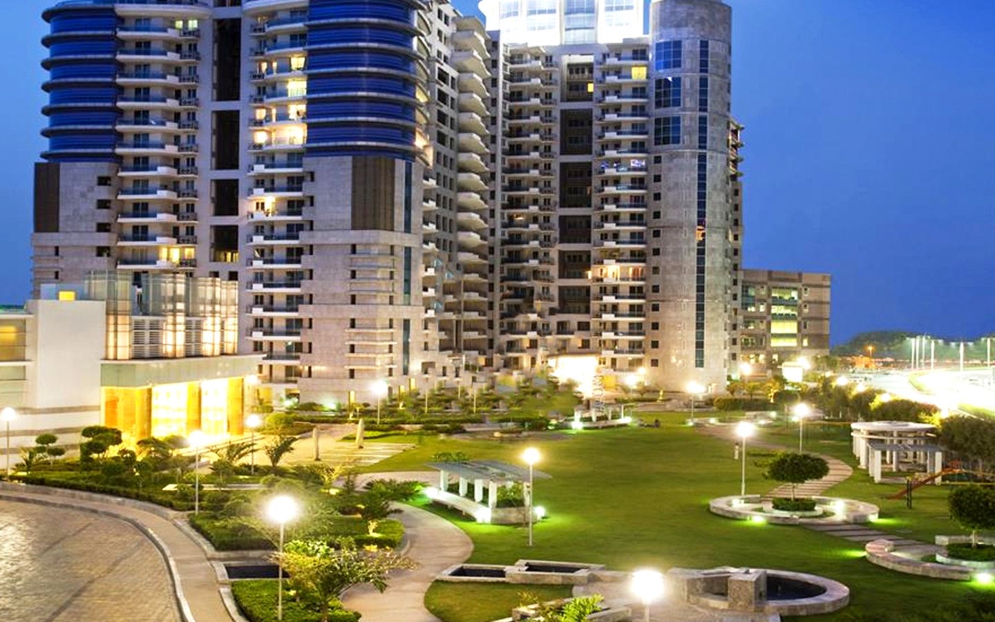 DLF The Pinnacle — Clubhouse & Amenities