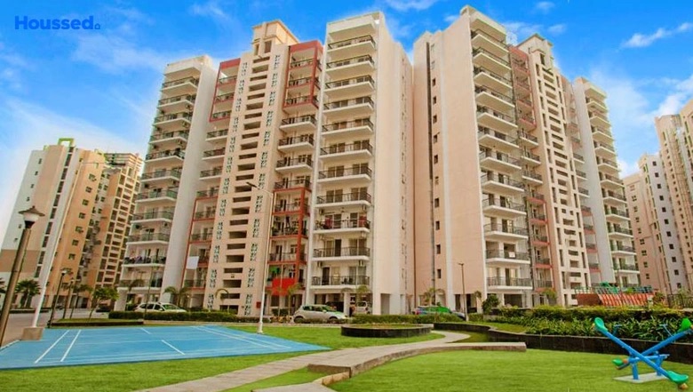 Orris Aster Court — Entrance & Drive