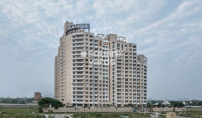 Raheja Vedaanta — Tower Facade
