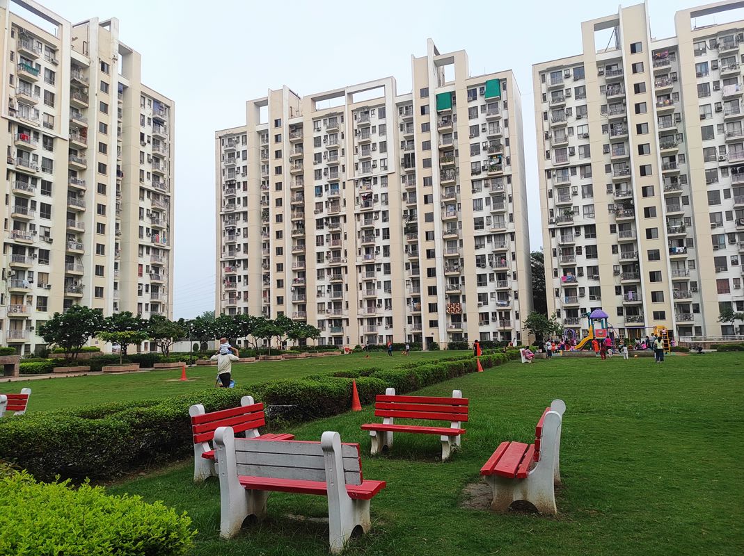 Unitech Uniworld Garden 2 — Occupied Towers & Central Lawn